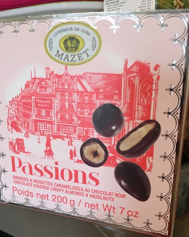 Passions Amandes et noisettes caramelisees au chocolat. noir