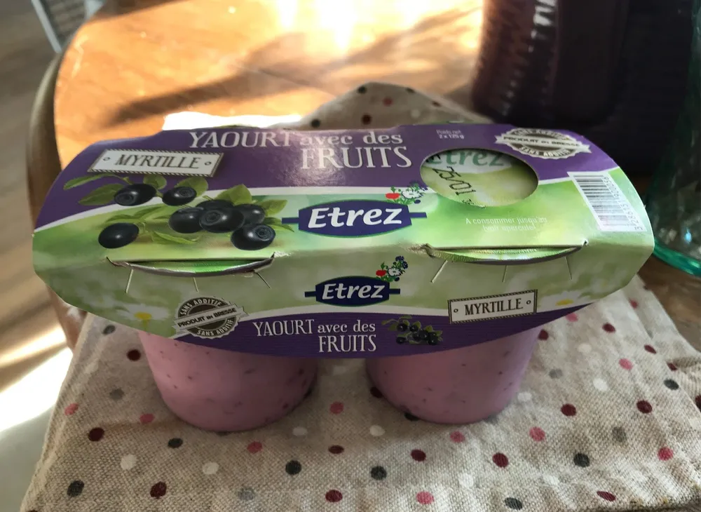 Yaourt avec des fruits ( myrtille )