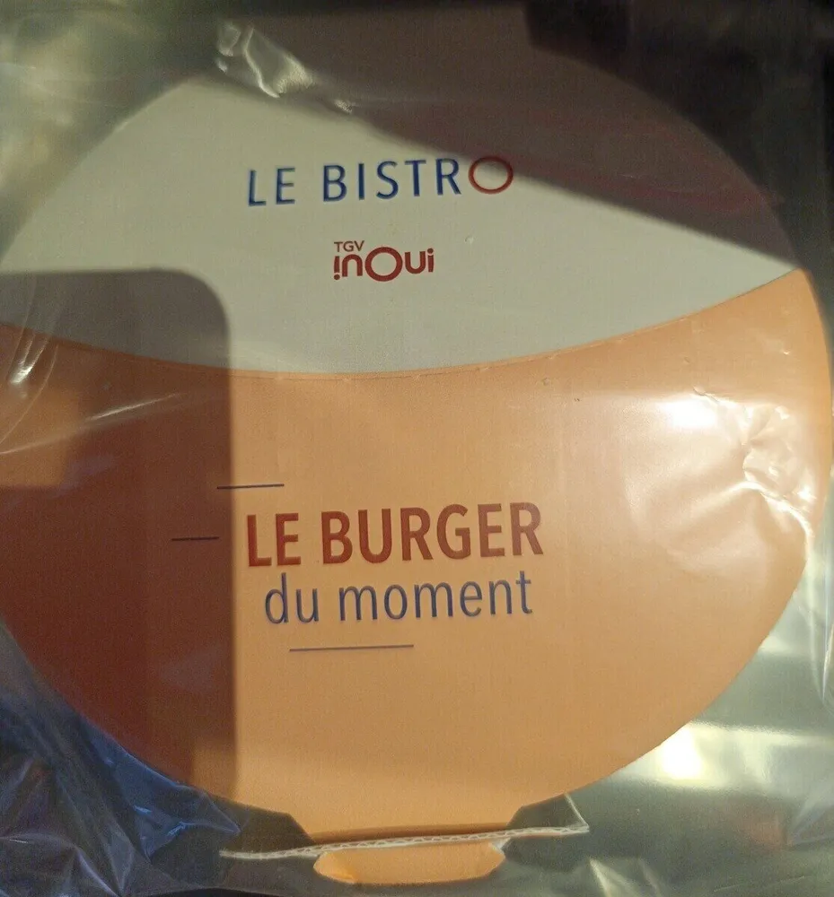 Burger boeuf, cheddar, sauce tomate a l'ail noir
