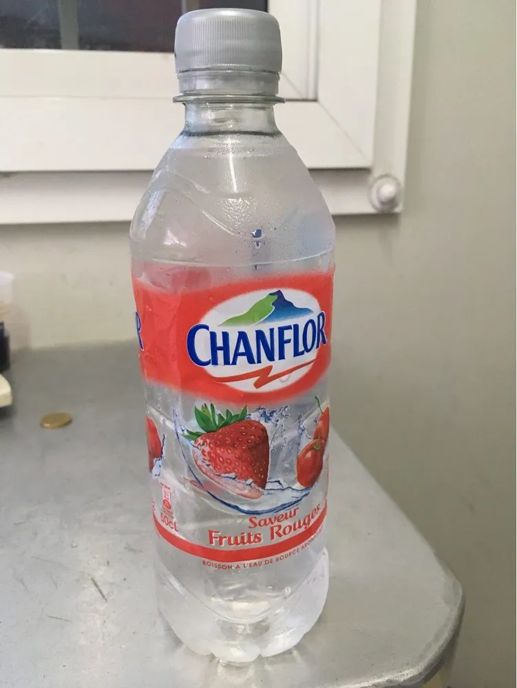 Eau de source aromatisée aux fruits rouges
