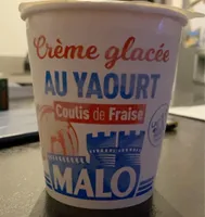 Crème glacée au yaourt  coulis de fraise