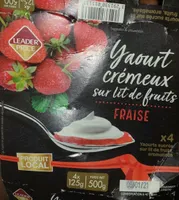 Yaourt crémeux sur lit de fraises