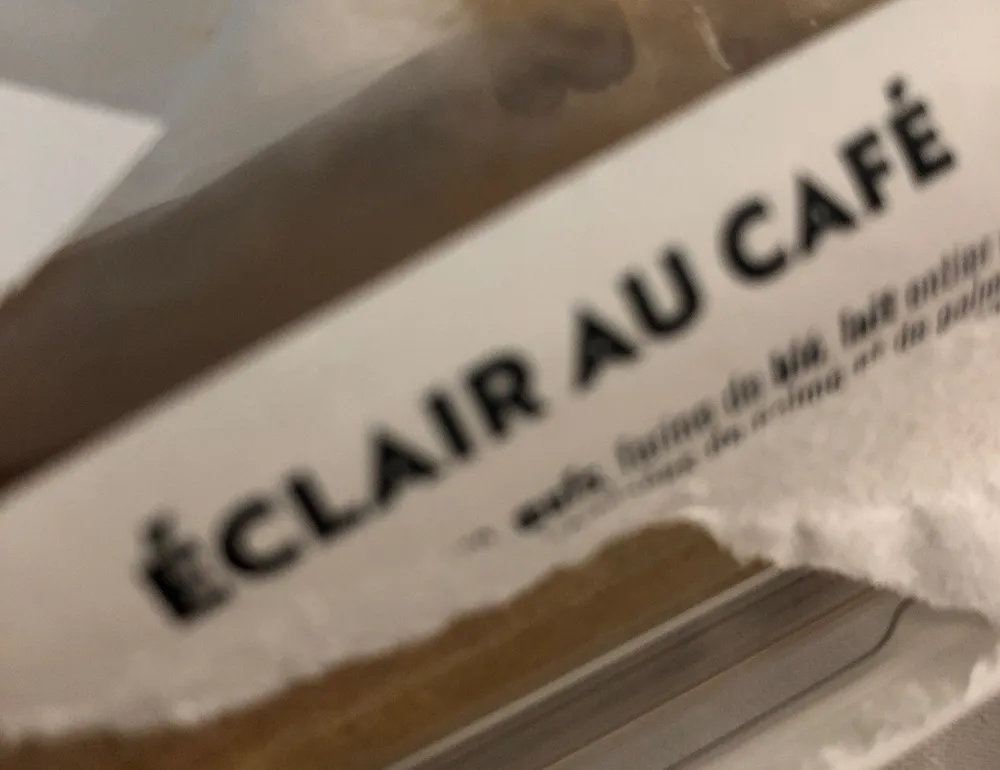 Eclair au café