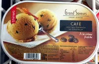 sorbet café avec des copeaux de chocolat
