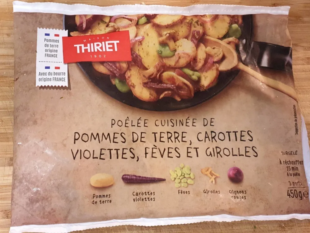 Poêlée cuisinée de pommes de terre, carottes violettes, fèves et girolles