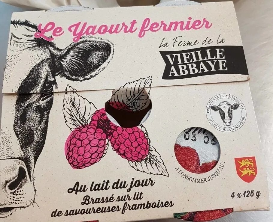 Le yaourt fermier au lait du jour - brassé sur lit de savoureuses framboises