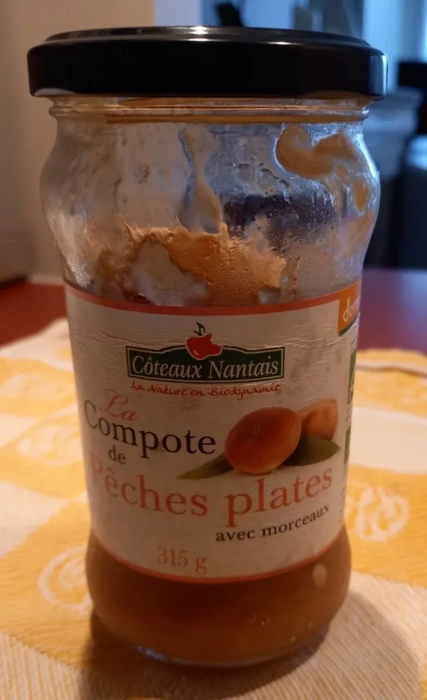 Compote de pêches plates avec morceaux