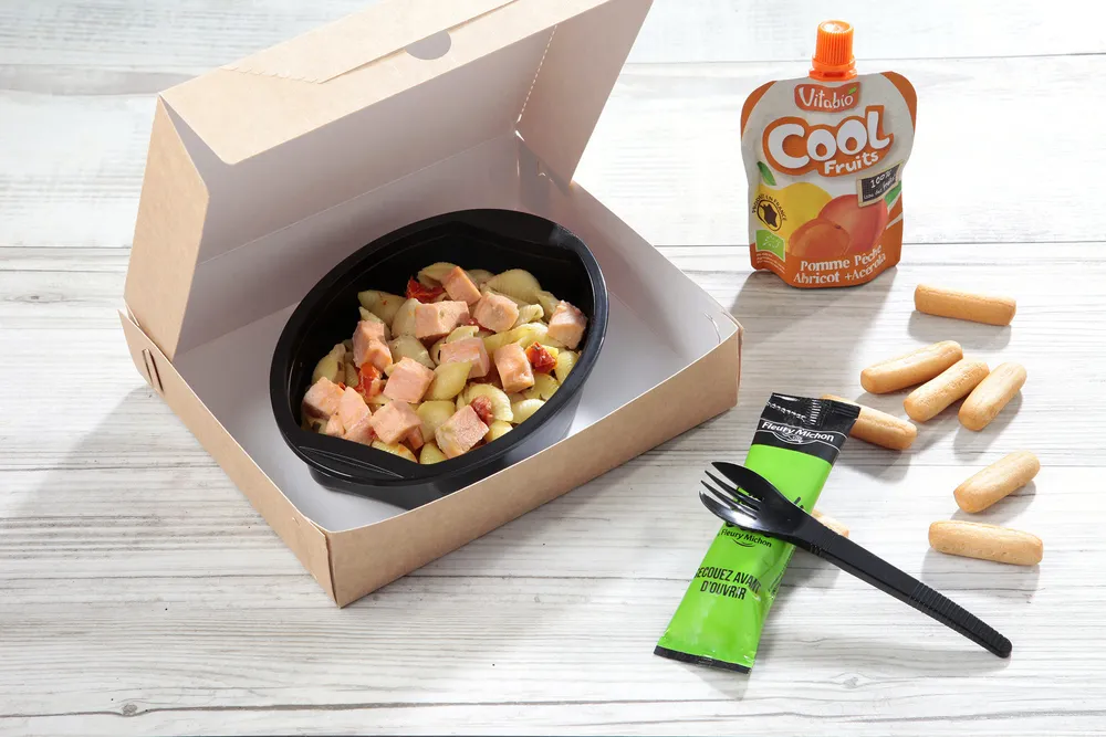 PATES CONCHIGLIES AU SAUMON / SAUCE VINAIGRETTE / GRESSINS / COMPOTE DE FRUITS