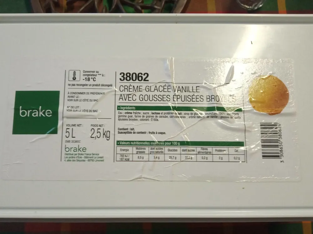 crème glacée vanille avec gousses épuisées broyées