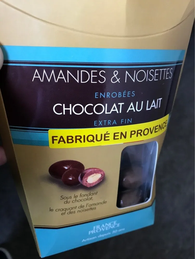 Amandes et noisettes emrobees de chocolat