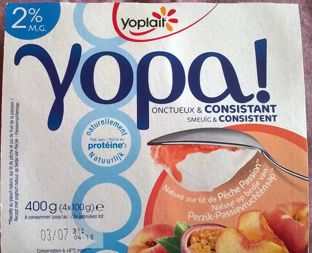 Recette au yaourt nature, sur lit de pêche et jus de fruit de la passion