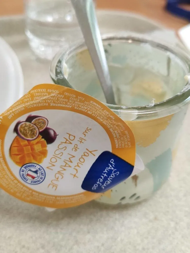 Yaourt nature sucré sur lit de fruits, aromatisé.