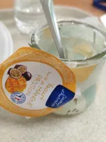 Yaourt nature sucré sur lit de fruits, aromatisé.