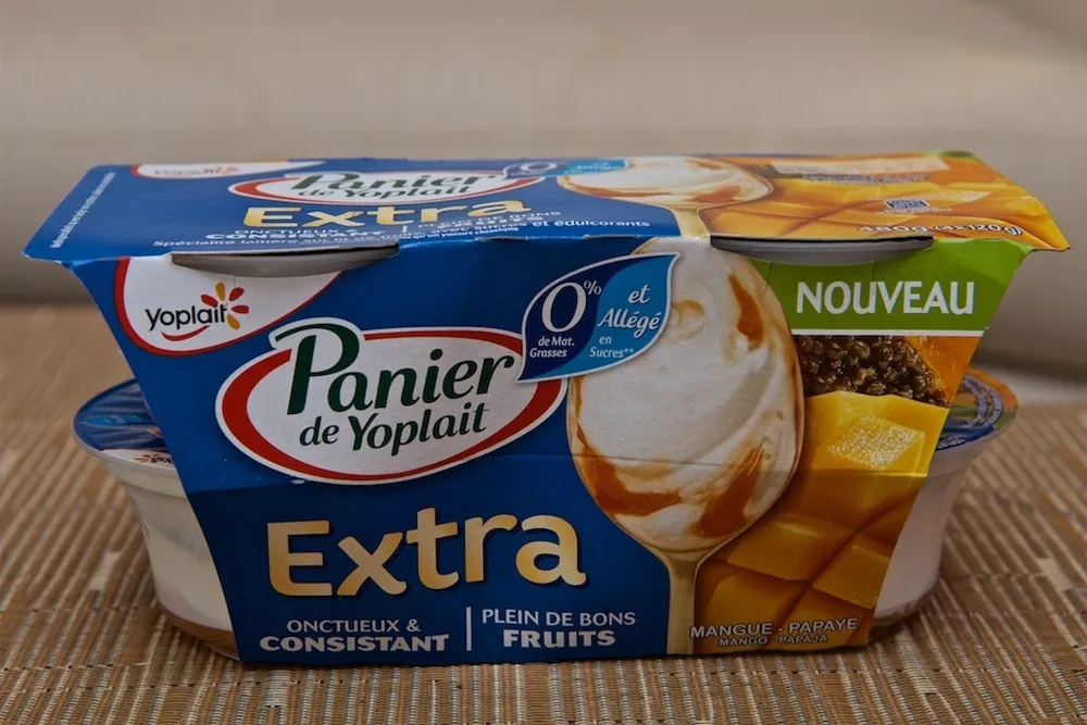 Spécialité laitière maigre sur lit de fruits, aromatisée, avec sucres et édulcorants