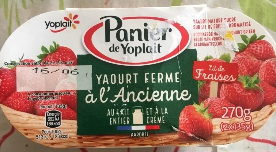 Yaourt nature sucré sur lit de fruits, aromatisé