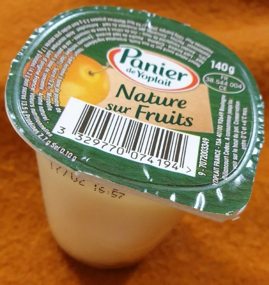 Panier de yoplait nature sur fruits