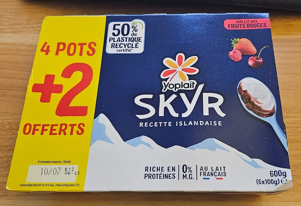 Skyr sur lit de fruits rouges