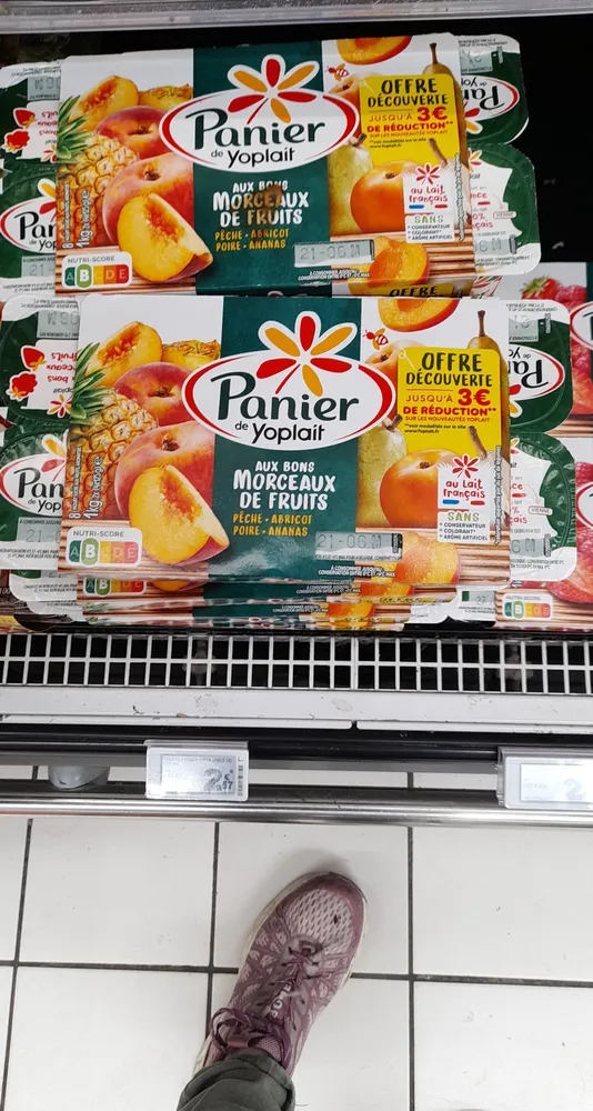 Panier de Yoplait aux morceaux de fruits jaune
