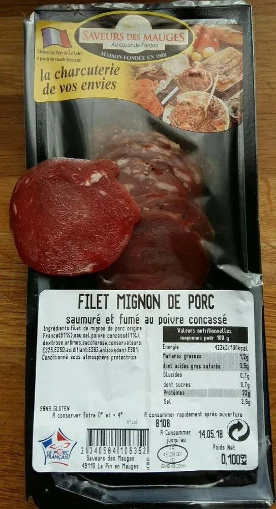 Filet mignon de porc saumuré et fumé au poivre concassé