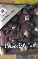 Tablette de chocolat lait noisettes raisins