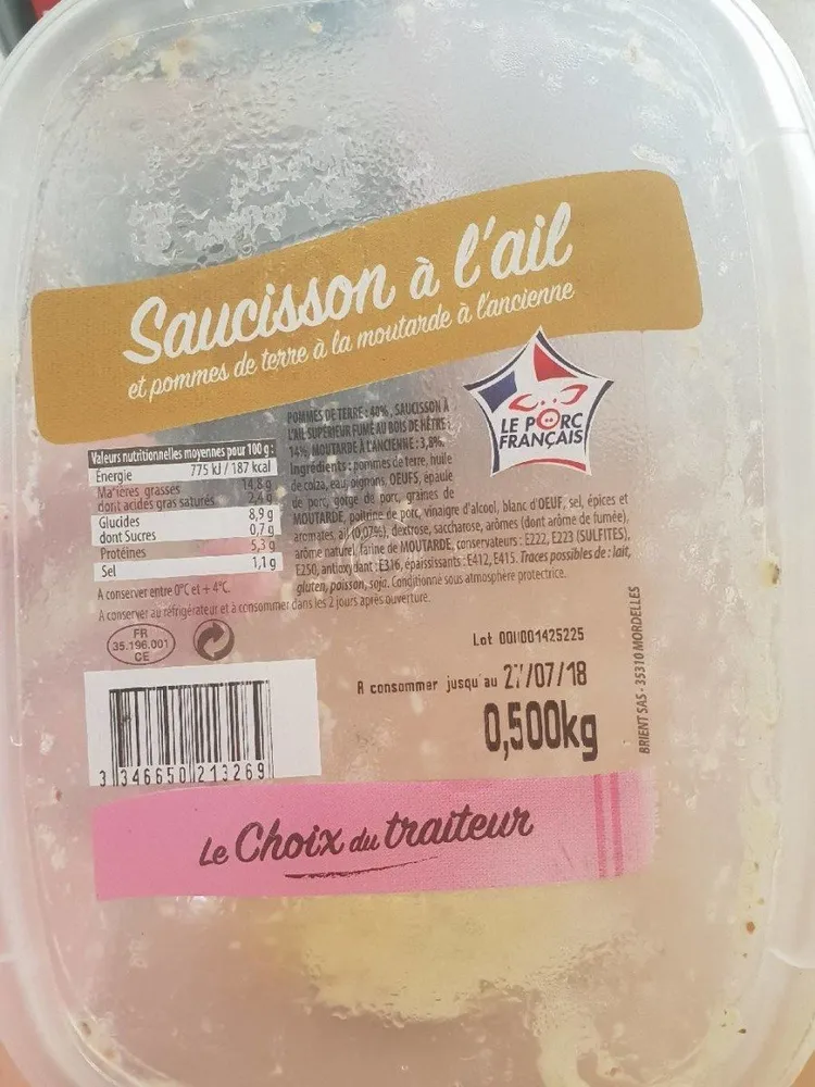 Saucisson à l'ail et pommes de terre à la moutarde à l'ancienne