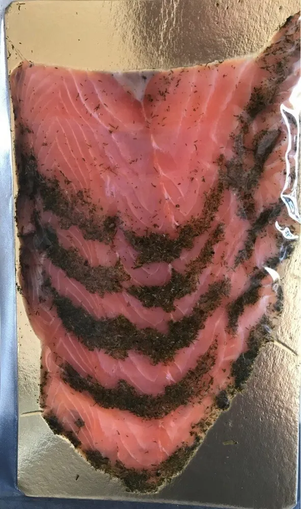 Gravlax de saumon cru mariné à l'aneth