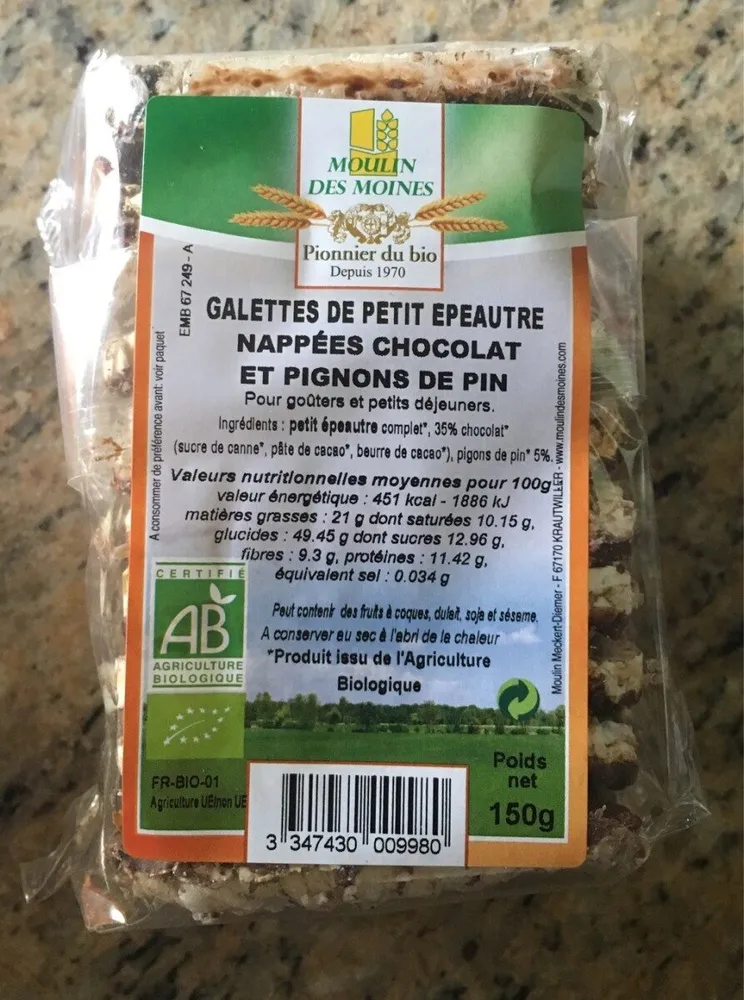 Galettes de petit epeautre nappées chocolat et pignons de pin