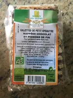 Galettes de petit epeautre nappées chocolat et pignons de pin