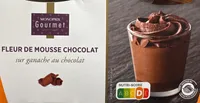 Fleur de mousse au chocolat sur ganache au chocolat