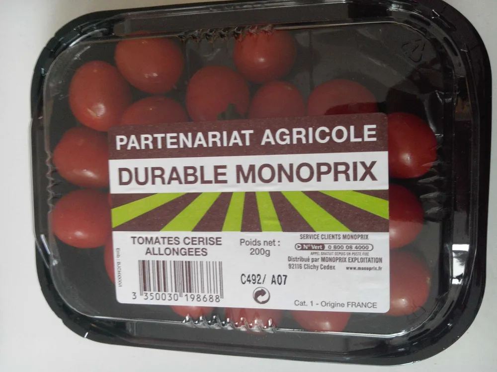 Tomates cerise allongées