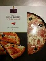 Pizza cuite au feu de bois au speck et mozzarella