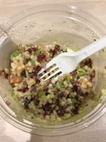 Salade de perles, légumes verts et saumon fumé