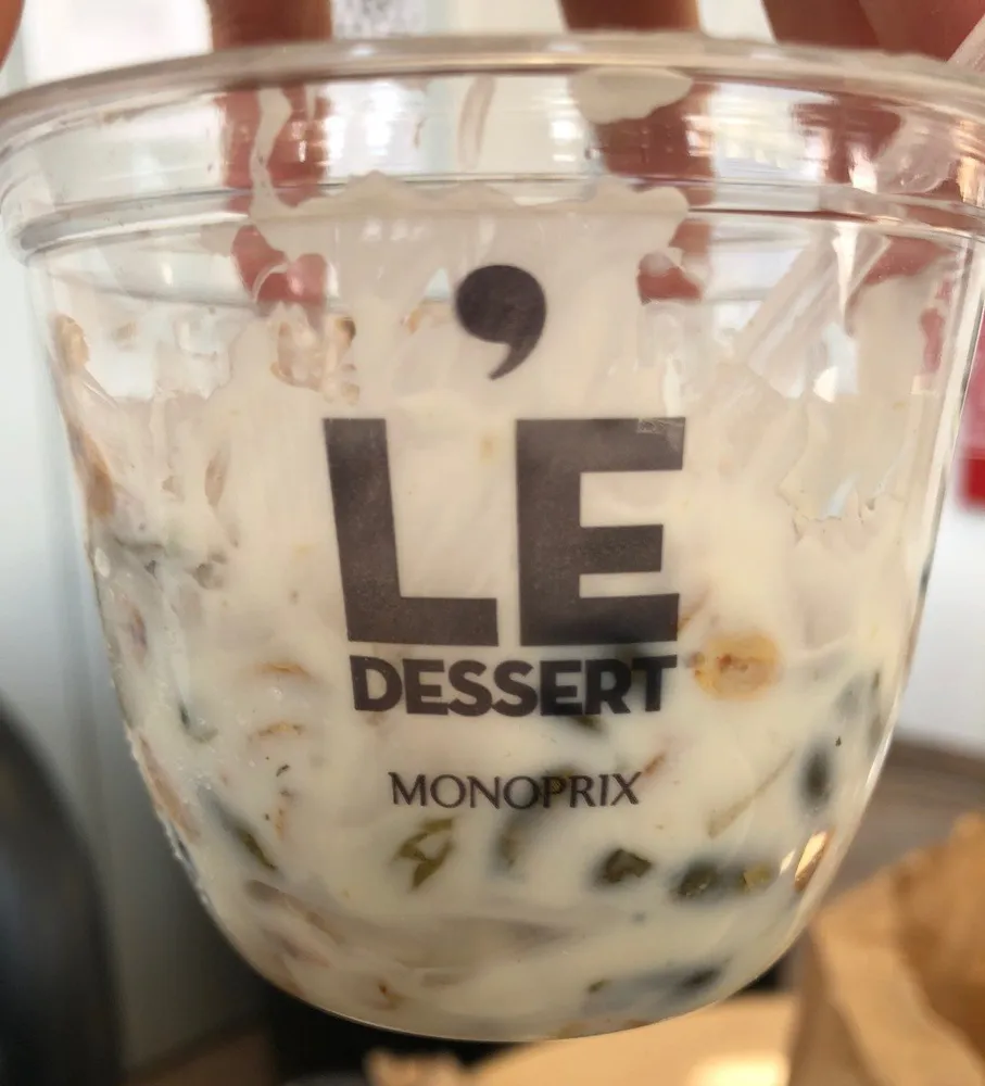 Dessert a base de fromage frais, pommes et raisins secs