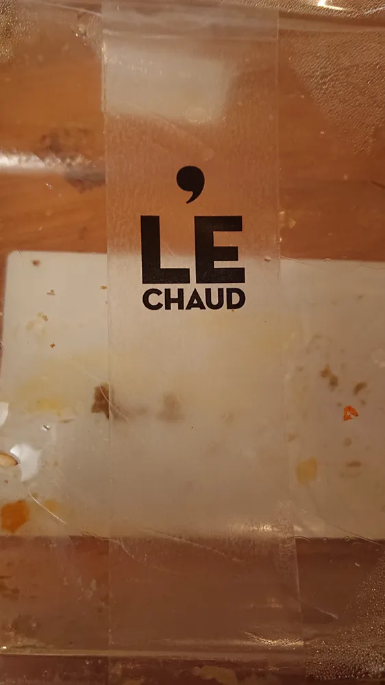 Plat cuisiné à base de purée d'aubergine, légumes cuisinés et mini main pita