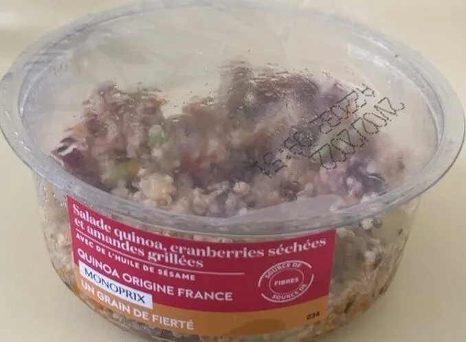 Salade quinoa, cranberries séchées et amandes grillées