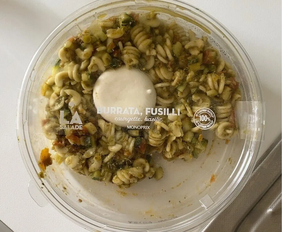 Salade de fusilli, courgette, burrata et sauce au basilic
