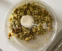 Salade de fusilli, courgette, burrata et sauce au basilic