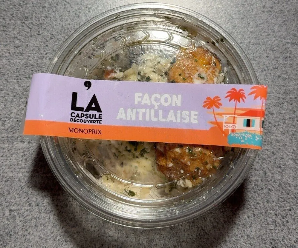 Salade de riz cuit et accras de morue