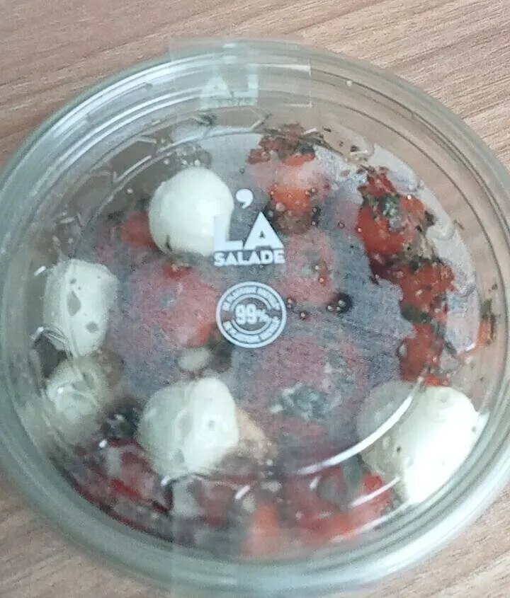 La salade Tomate Mozzarella houmous tomate basilic