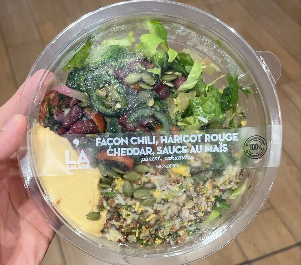 la salade façon chili, haricot rouge, cheddar, sauce au maïs ; piment, coriandre