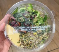 la salade façon chili, haricot rouge, cheddar, sauce au maïs ; piment, coriandre