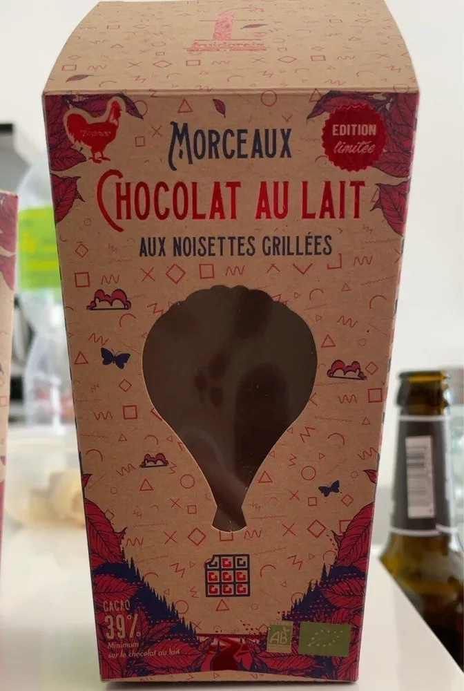 Morceau chocolat au lait aux noisettes grillees