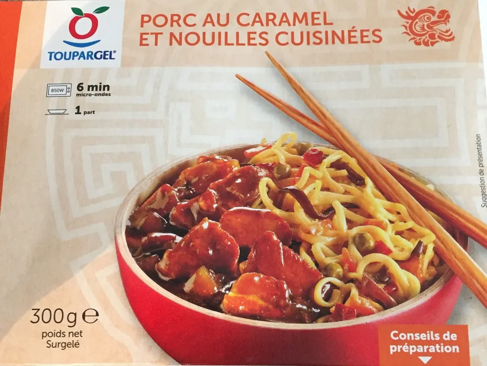 Porc au caramel et nouilles cuisinées