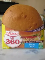 Sandwich au pain spécial garni de mayonnaise, de thon listao au naturel, et d’œuf