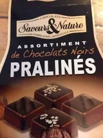 Assortiment de chocolats noirs pralinés