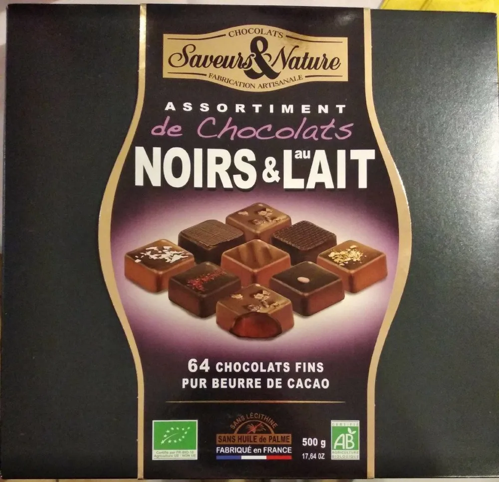 Assortiment de chocolats noirs et lait
