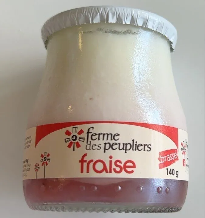 Yaourt brassé sucré sur lit de fraises