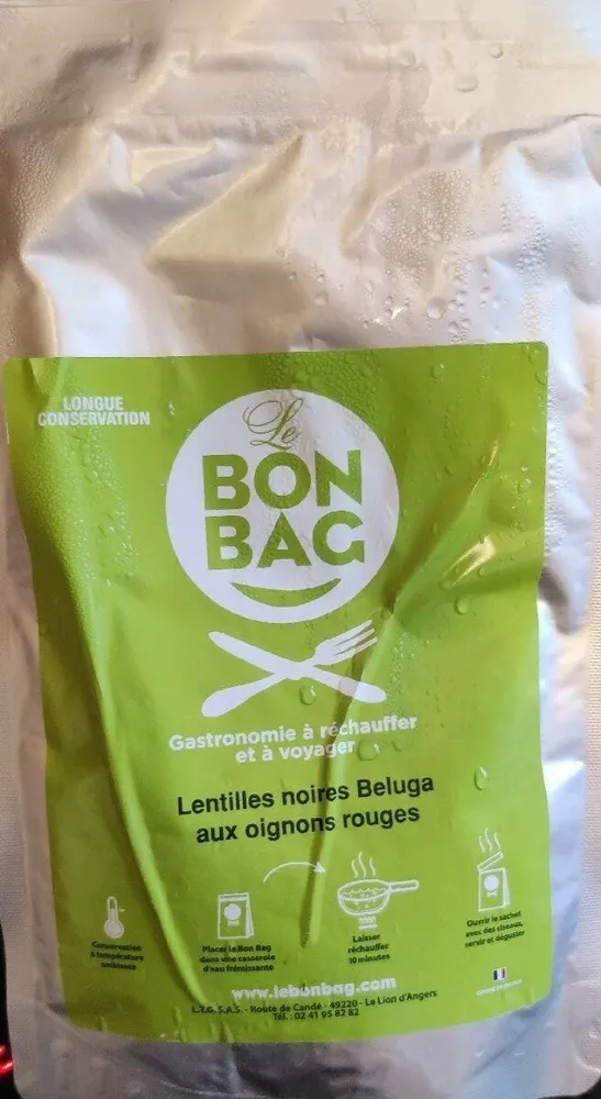 Lentilles noires Béluga aux oignons rouges