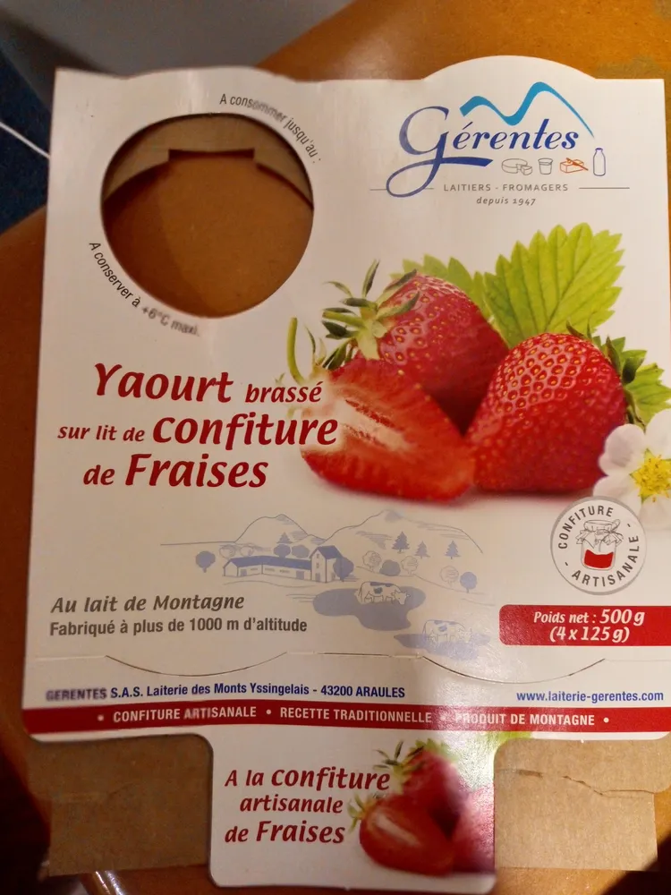 Yaourt brassé sur lit de confiture de fraises