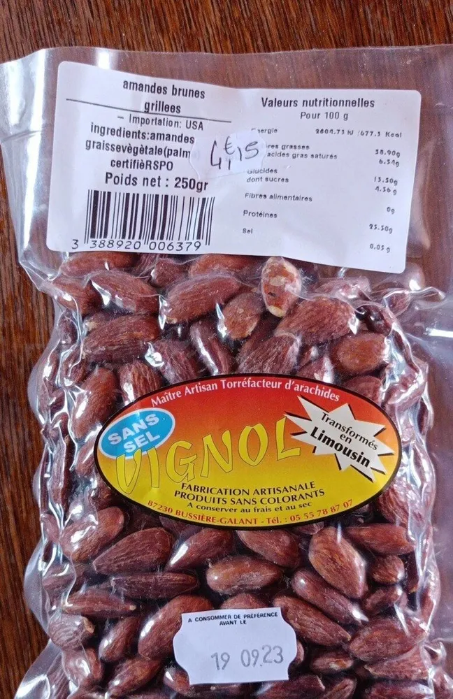 Amandes brunes grillées